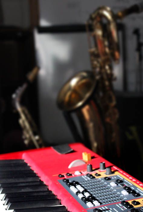 Proberaum mit Saxophon und Keyboard
